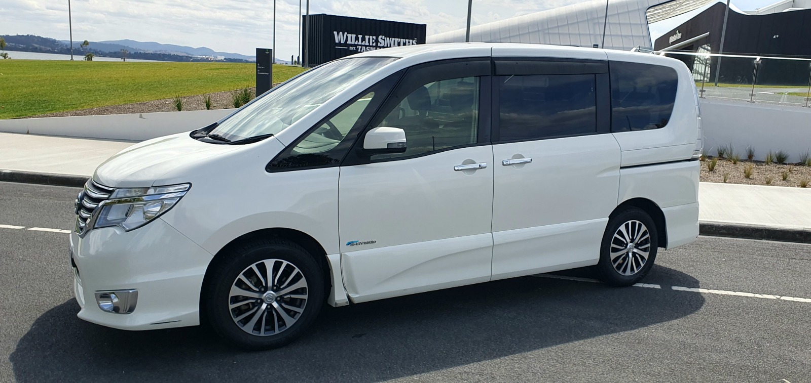 Nissan Serena 2015